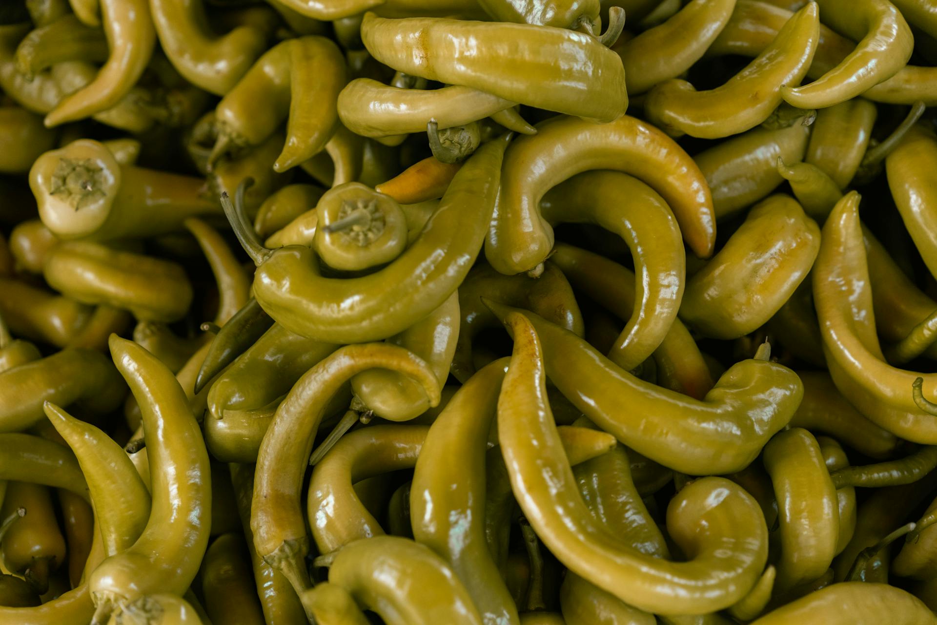 A pile of Banana Peppers
